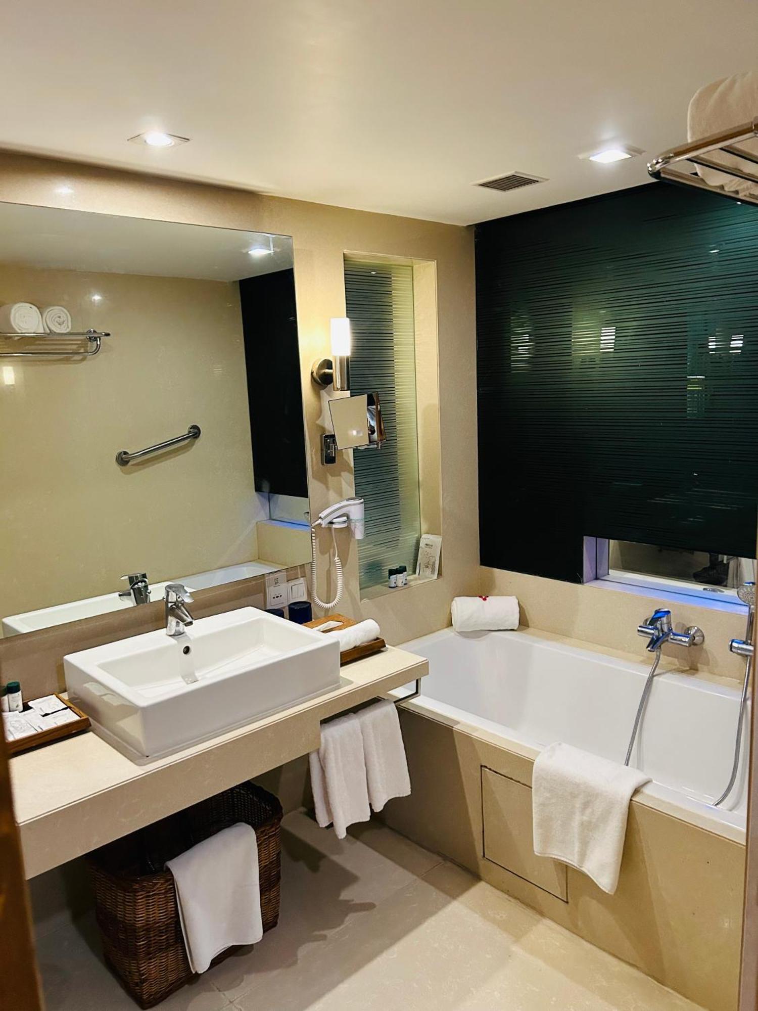 Fortune Select Sg Highway, Ahmedabad - Member Itc Hotels' Group Esterno foto