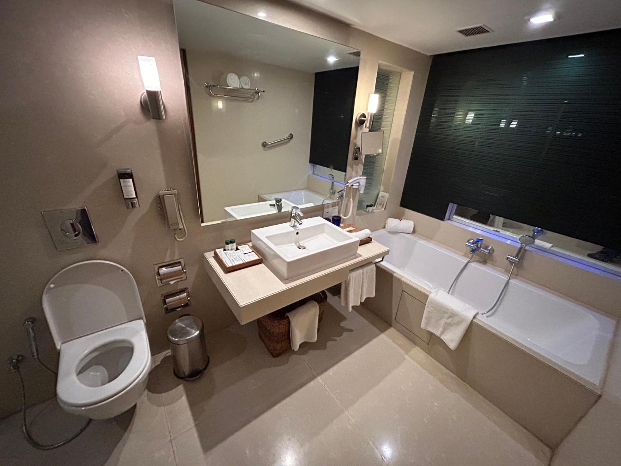 Fortune Select Sg Highway, Ahmedabad - Member Itc Hotels' Group Esterno foto