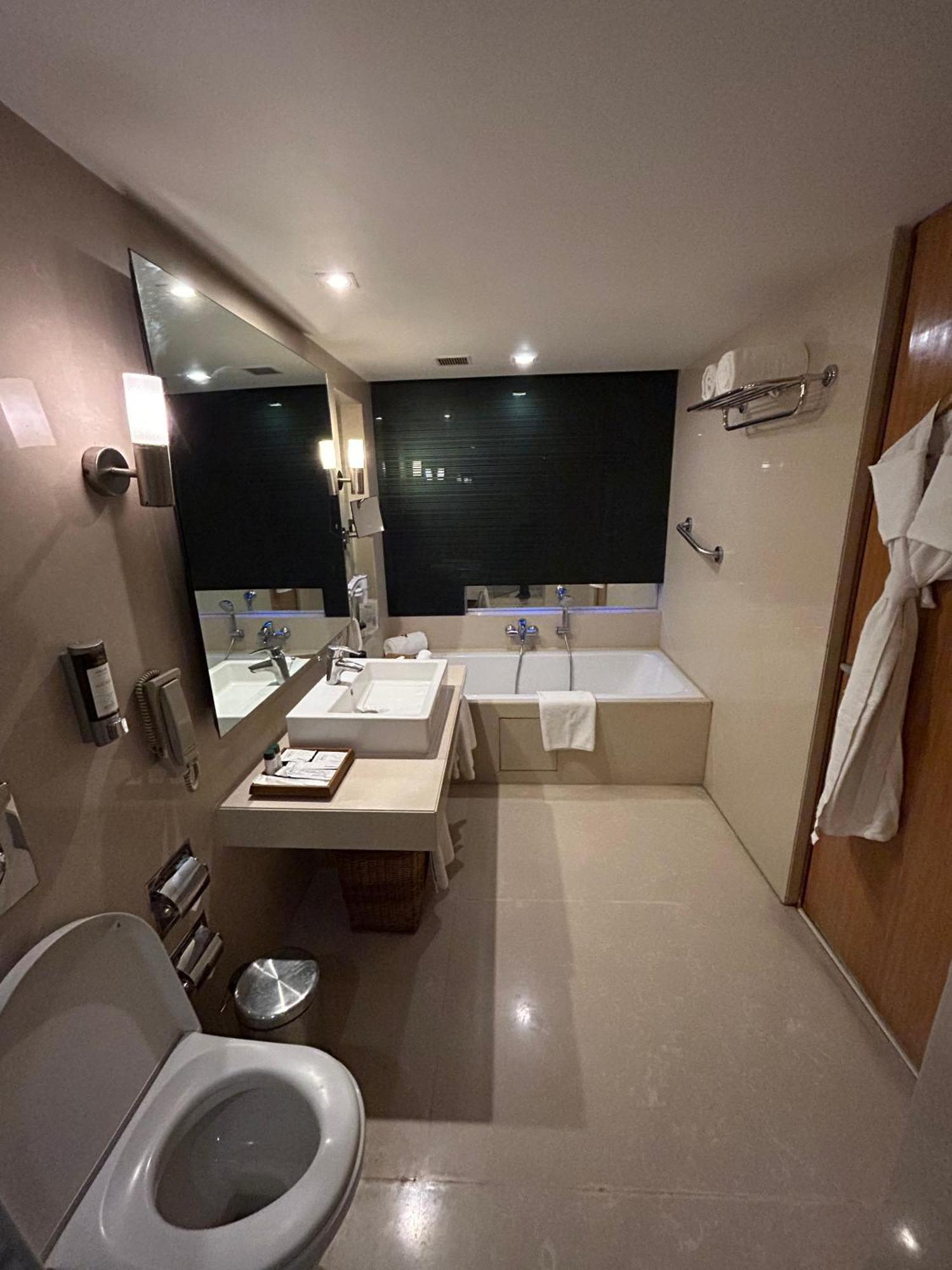 Fortune Select Sg Highway, Ahmedabad - Member Itc Hotels' Group Esterno foto