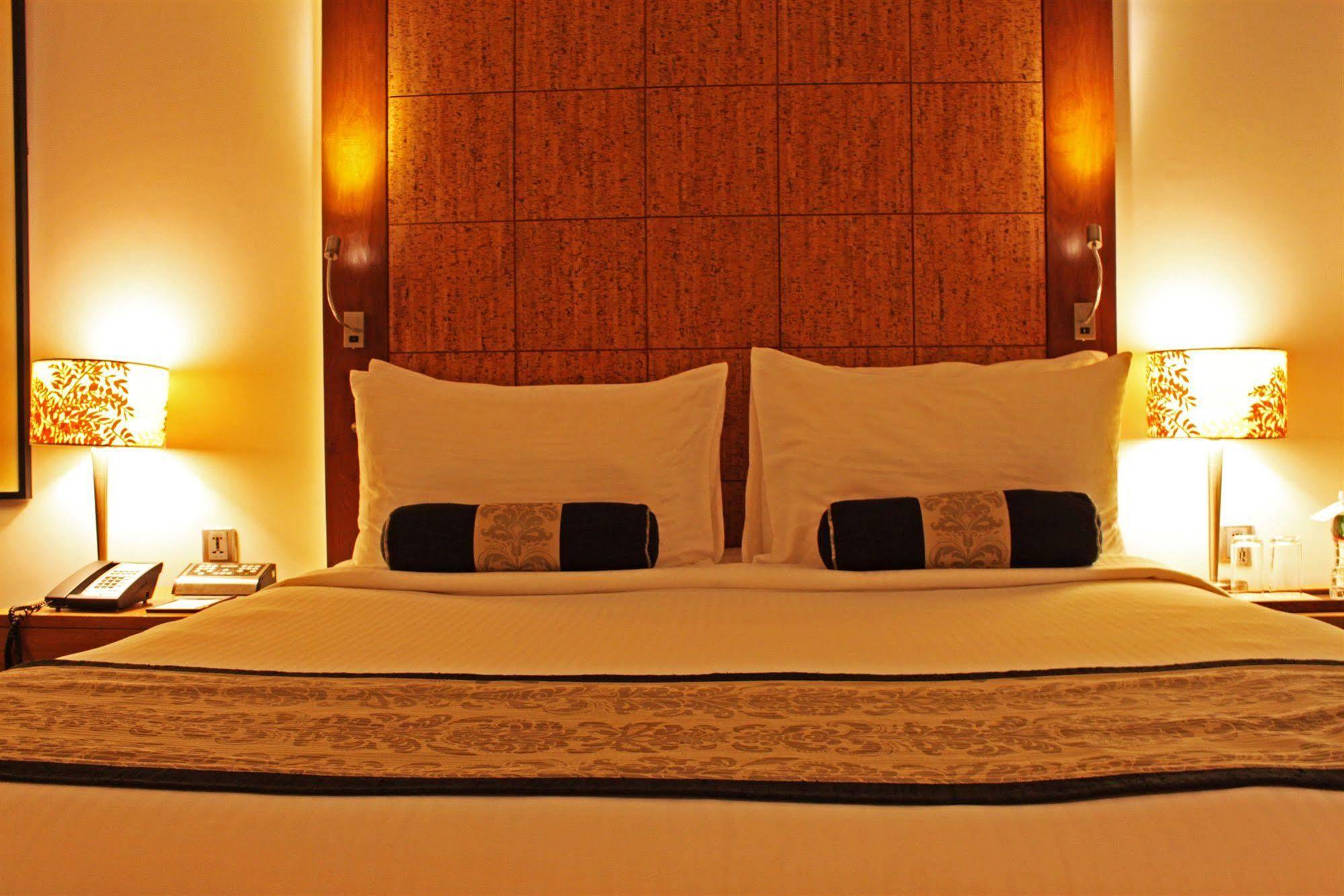 Fortune Select Sg Highway, Ahmedabad - Member Itc Hotels' Group Esterno foto