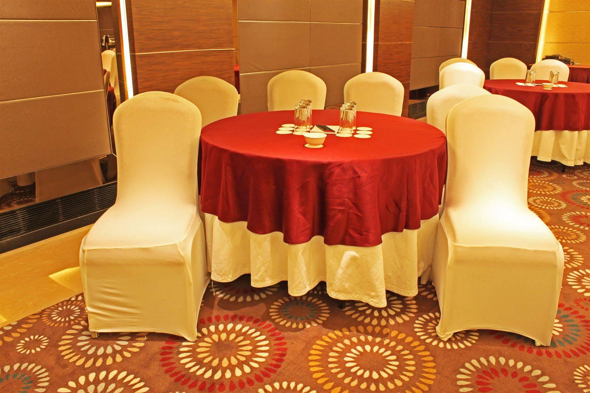 Fortune Select Sg Highway, Ahmedabad - Member Itc Hotels' Group Esterno foto