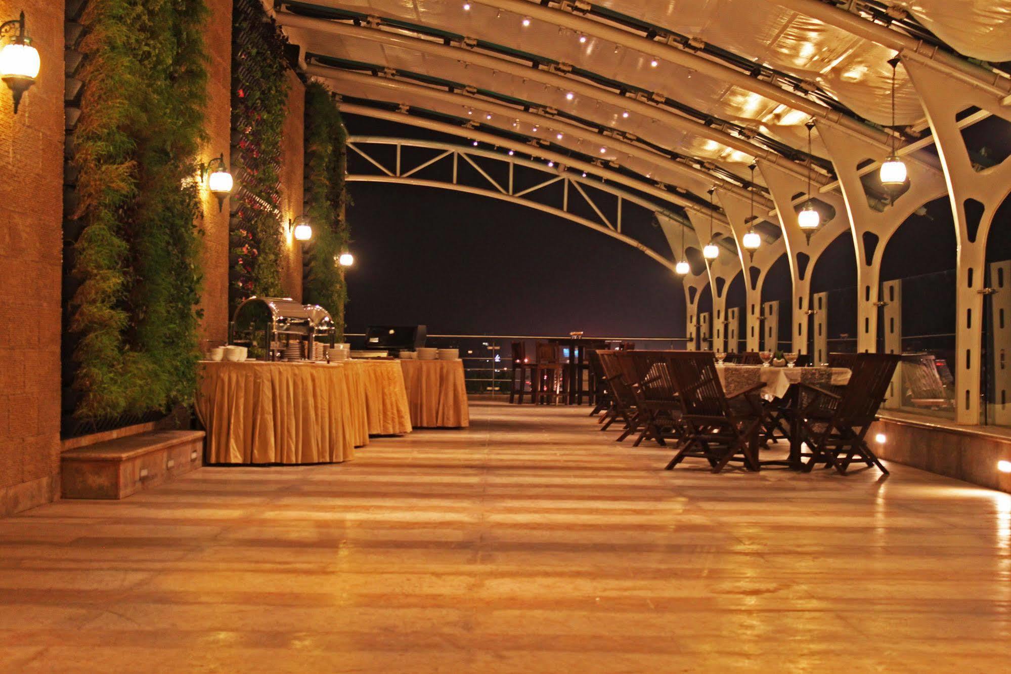 Fortune Select Sg Highway, Ahmedabad - Member Itc Hotels' Group Esterno foto